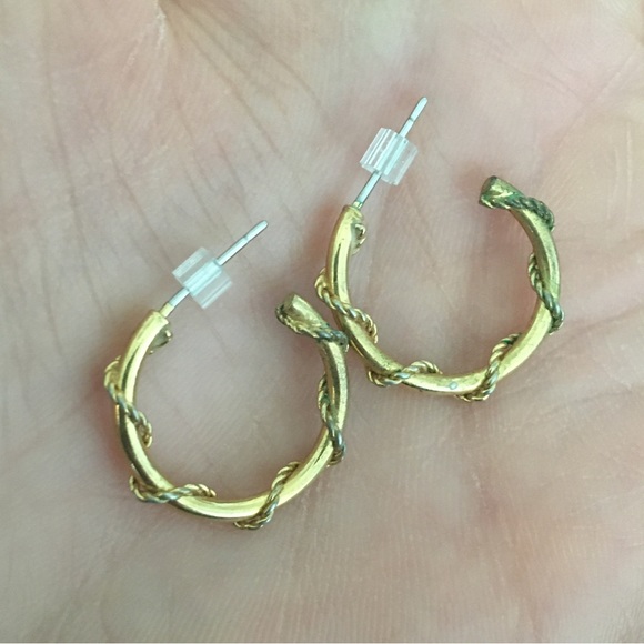 unknown Jewelry - Vintage Gold Tone Hoop Earrings